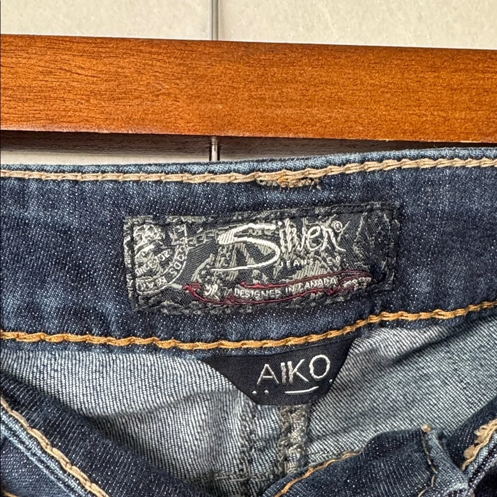 Silver Aiko Mid Rise Capri Blue Jeans Women's Size 31/22 Minimalist, Everyday